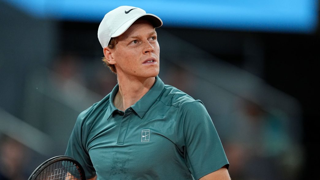 Jannik Sinner sur le court lors de sa dernière victoire en Masters 1000 (Oscar J. Barroso/Europa Press via Getty Images)