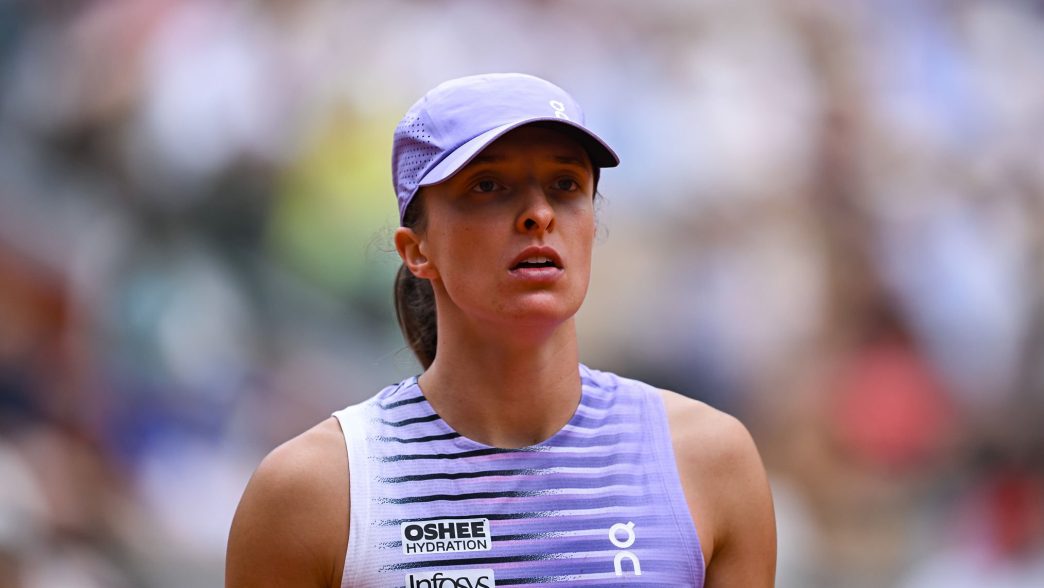 Iga Swiatek lors de sa défaite en huitièmes de finale de Roland-Garros (Daniel Kopatsch/Getty Images)