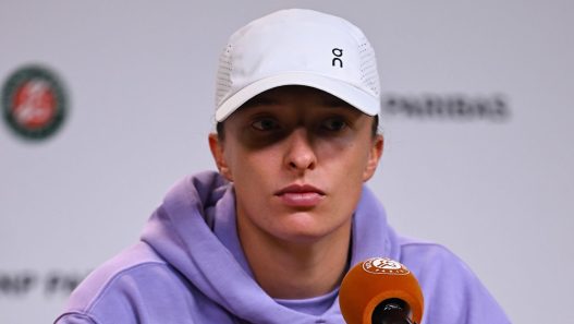 Iga Swiatek en conférence de presse avant son entrée en lice à Roland-Garros (Daniel Kopatsch/Getty Images)