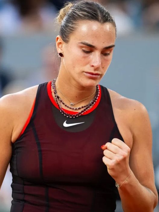 Roland-Garros : Sabalenka s'offre Osaka en night session et rejoint les quarts
