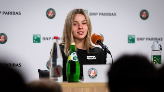 Maja Chwalinska en conférence de presse après sa qualification en finale de Roland-Garros (Robert Prange/Getty Images)