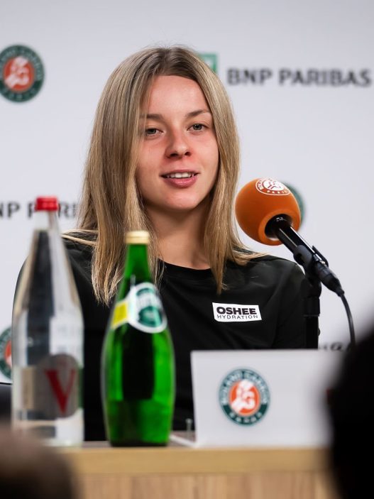 Maja Chwalinska en conférence de presse après sa qualification en finale de Roland-Garros (Robert Prange/Getty Images)