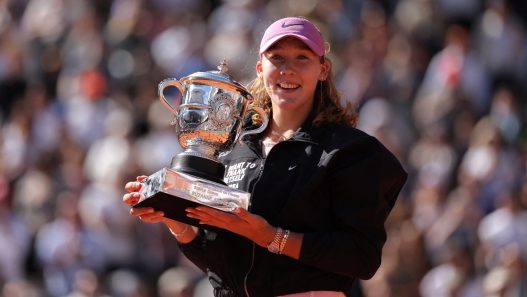 Mirra Andreeva avec son trophée après son sacre à Roland-Garros (WTA)