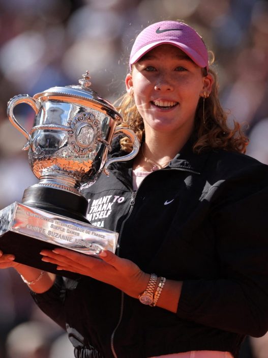 Mirra Andreeva avec son trophée après son sacre à Roland-Garros (WTA)