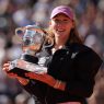 Mirra Andreeva avec son trophée après son sacre à Roland-Garros (WTA)