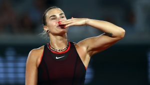 Aryna Sabalenka s'est imposée contre Naomi Osaka en huitièmes de finale de Roland-Garros (Robert Prange/Getty Images)