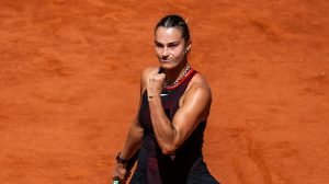 Aryna Sabalenka s'est imposée contre Naomi Osaka en huitièmes de finale de Roland-Garros (Robert Prange/Getty Images)