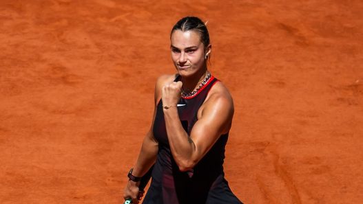Aryna Sabalenka s'est imposée contre Naomi Osaka en huitièmes de finale de Roland-Garros (Robert Prange/Getty Images)