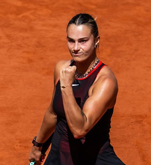 Aryna Sabalenka s'est imposée contre Naomi Osaka en huitièmes de finale de Roland-Garros (Robert Prange/Getty Images)