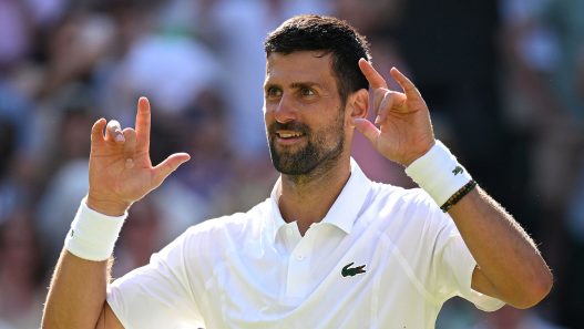 Novak Djokovic célèbre sa victoire au troisième tour de Wimbledon 2026 (Matthias Hangst/Getty Images)