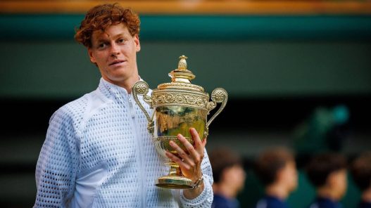 Jannik Sinner avec le trophée de Wimbledon 2026, un succès qui lui permet de dépasser les 11,6 millions de dollars de prize money cette saison. (Getty Images)