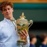 Jannik Sinner avec le trophée de Wimbledon 2026, un succès qui lui permet de dépasser les 11,6 millions de dollars de prize money cette saison. (Getty Images)