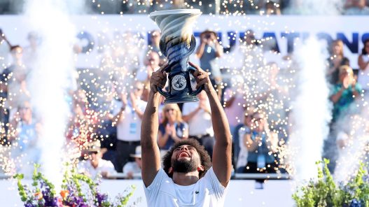 Arthur Fils avec son trophée au Masters 1000 de Cincinnati (Matthew Stockman/Getty Images)