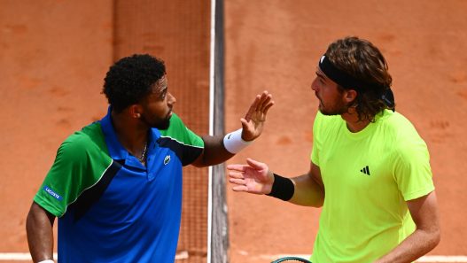 Arthur Fils et Stefanos Tsitsipas lors de leur match au Masters 1000 de Rome en 2025 (Clive Mason/Getty Images)