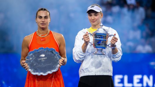 Elena Rybakina et Aryna Sabalenka avec leur trophée après la finale de l'US Open (Robert Prange/Getty Images)
