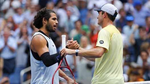 Tommy Paul et Carlos Alcaraz lors de leur huitième de finale à l'US Open 2026 (Matthew Stockman/Getty Images)