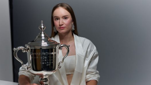 Elena Rybakina avec son trophée après son titre à l'US Open (Jennifer Pottheiser/USTA via Getty Images)
