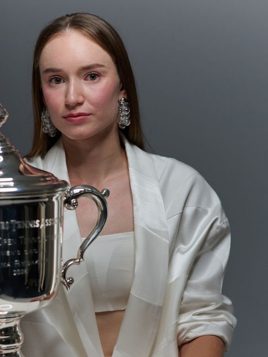Elena Rybakina avec son trophée après son titre à l'US Open (Jennifer Pottheiser/USTA via Getty Images)