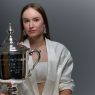Elena Rybakina avec son trophée après son titre à l'US Open (Jennifer Pottheiser/USTA via Getty Images)