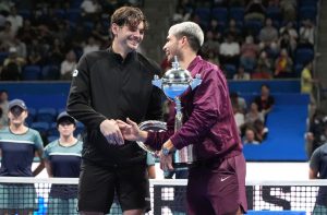 Carlos Alcaraz et Taylor Fritz après la finale du tournoi ATP 500 de Tokyo en 2025 (Koji Watanabe/Getty Images)