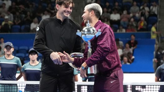 Carlos Alcaraz et Taylor Fritz après la finale du tournoi ATP 500 de Tokyo en 2025 (Koji Watanabe/Getty Images)