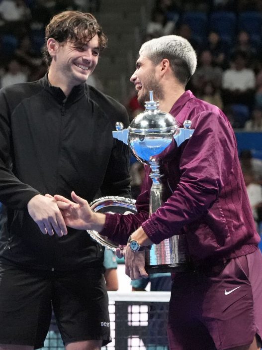 Carlos Alcaraz et Taylor Fritz après la finale du tournoi ATP 500 de Tokyo en 2025 (Koji Watanabe/Getty Images)