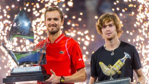Daniil Medvedev et Andrey Rublev en finale du tournoi ATP 500 de Dubai en 2023 (Abdallah Bruno/SOPA Images/LightRocket via Getty Images)