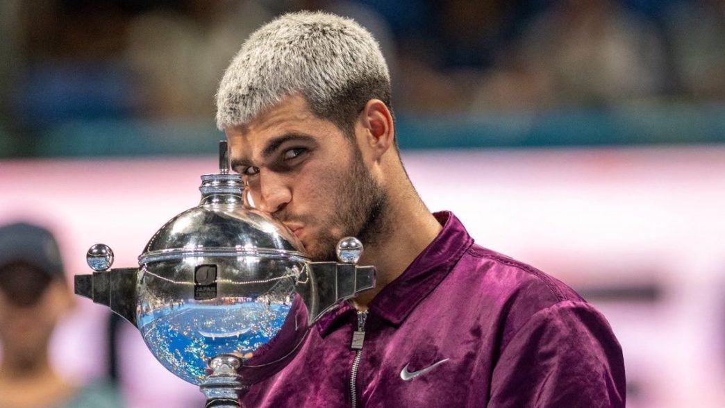 Carlos Alcaraz avec son trophée après son titre au tournoi ATP 500 de Tokyo en 2025 (Getty Images)