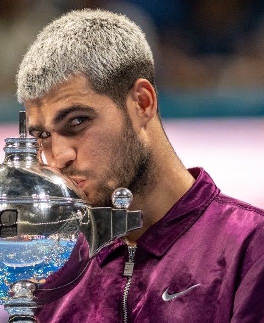 Carlos Alcaraz avec son trophée après son titre au tournoi ATP 500 de Tokyo en 2025 (Getty Images)