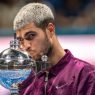 Carlos Alcaraz avec son trophée après son titre au tournoi ATP 500 de Tokyo en 2025 (Getty Images)