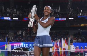 Coco Gauff célébrant son titre après la finale à Wuhan en 2025 (Getty Images)