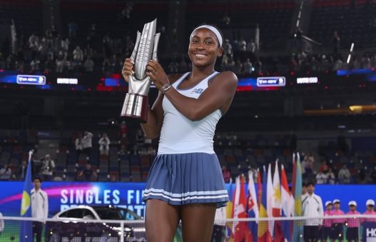 Coco Gauff célébrant son titre après la finale à Wuhan en 2025 (Getty Images)