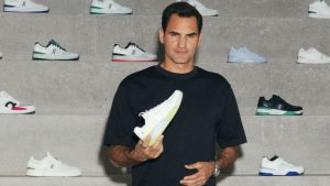 Roger Federer présentant les chaussures de la marque On (On)