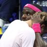 Alex Michelsen dans les bras de Frances Tiafoe après leur combat à l'US Open (Sarah Stier/Getty Images)