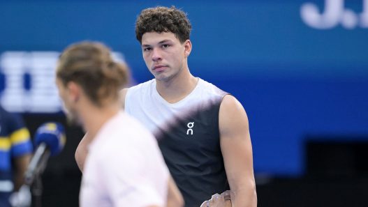 Ben Shelton regardant Alexander Zverev après la finale de l'US Open (Pete Staples/USTA via Getty Images)