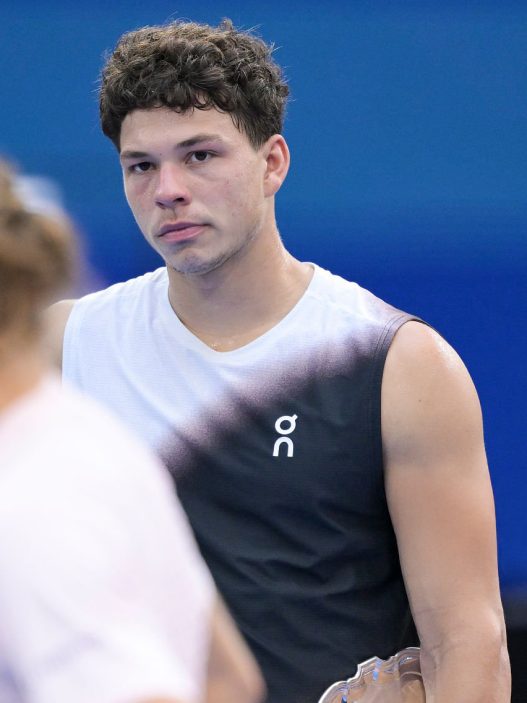 Ben Shelton regardant Alexander Zverev après la finale de l'US Open (Pete Staples/USTA via Getty Images)