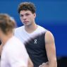 Ben Shelton regardant Alexander Zverev après la finale de l'US Open (Pete Staples/USTA via Getty Images)
