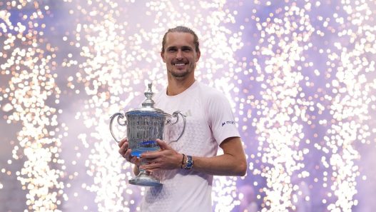 Alexander Zverev avec son titre après la finale de l'US Open (Garrett Ellwood/USTA via Getty Images)