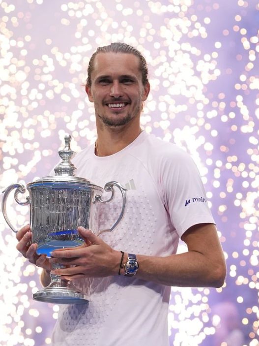 Alexander Zverev avec son titre après la finale de l'US Open (Garrett Ellwood/USTA via Getty Images)