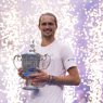 Alexander Zverev avec son titre après la finale de l'US Open (Garrett Ellwood/USTA via Getty Images)