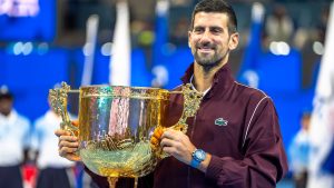 Novak Djokovic avec son trophée au tournoi ATP 500 de Pékin (Hermann Chu/Eurasia Sport Images/Getty Images)