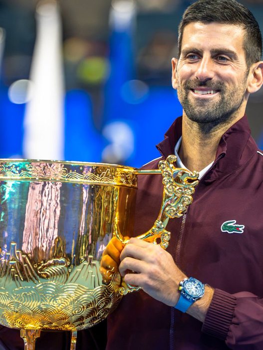 Novak Djokovic avec son trophée au tournoi ATP 500 de Pékin (Hermann Chu/Eurasia Sport Images/Getty Images)
