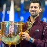 Novak Djokovic avec son trophée au tournoi ATP 500 de Pékin (Hermann Chu/Eurasia Sport Images/Getty Images)