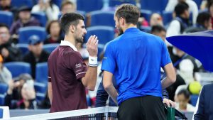 Novak Djokovic et Daniil Medvedev après leur duel à Pékin (Fred Lee/Getty Images)