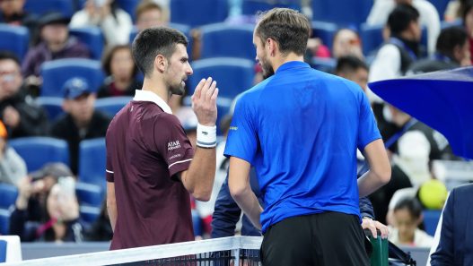 Novak Djokovic et Daniil Medvedev après leur duel à Pékin (Fred Lee/Getty Images)