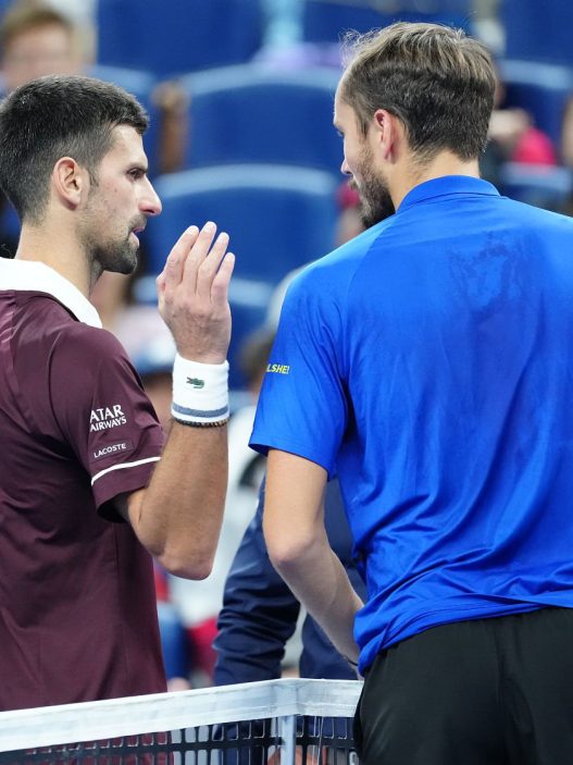 Novak Djokovic et Daniil Medvedev après leur duel à Pékin (Fred Lee/Getty Images)