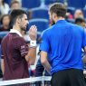 Novak Djokovic et Daniil Medvedev après leur duel à Pékin (Fred Lee/Getty Images)
