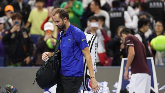 Daniil Medvedev après sa disqualification contre Novak Djokovic à Pékin (Lintao Zhang/Getty Images)