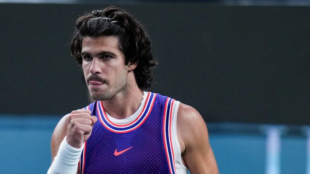 Carlos Alcaraz s'est qualifié pour le troisième tour au Masters 1000 de Shanghai (Shi Tang/Getty Images)